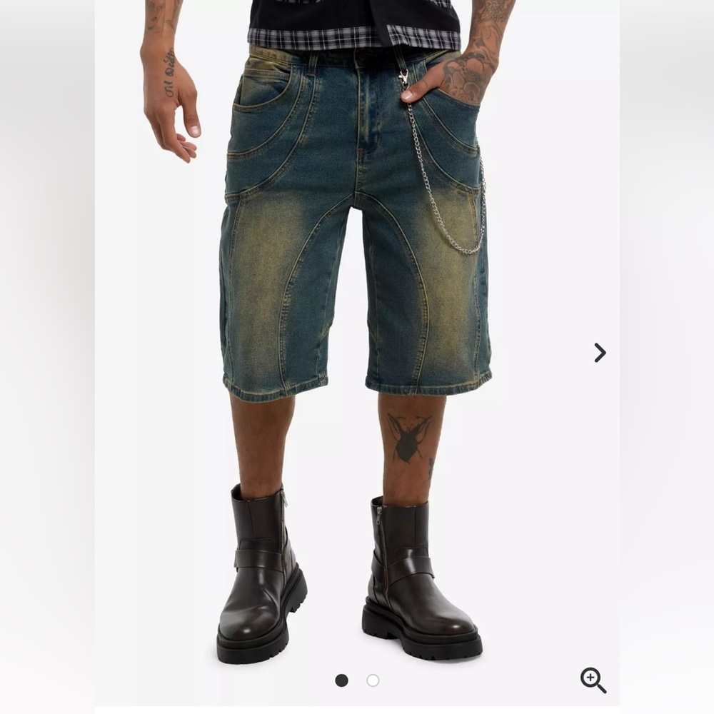🌙 B26 - Hot Topic Wavy Stitched Vintage Wash Denim Jorts